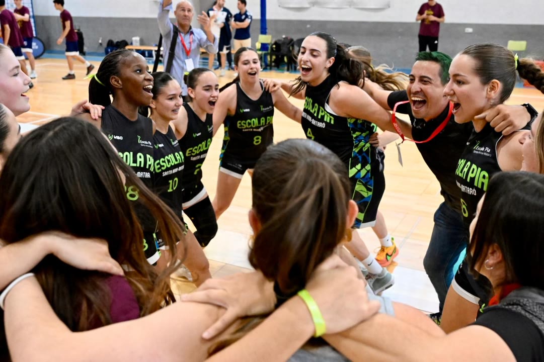 la-copa-colegial-arriba-a-les-vitrines-de-lescola-pia-santa-anna