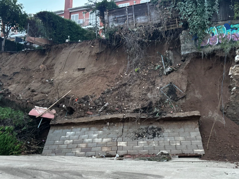 Jardins penjats al buit i una casa desallotjada: veïns alerten del greu deteriorament del mur d’una riera al Masnou
