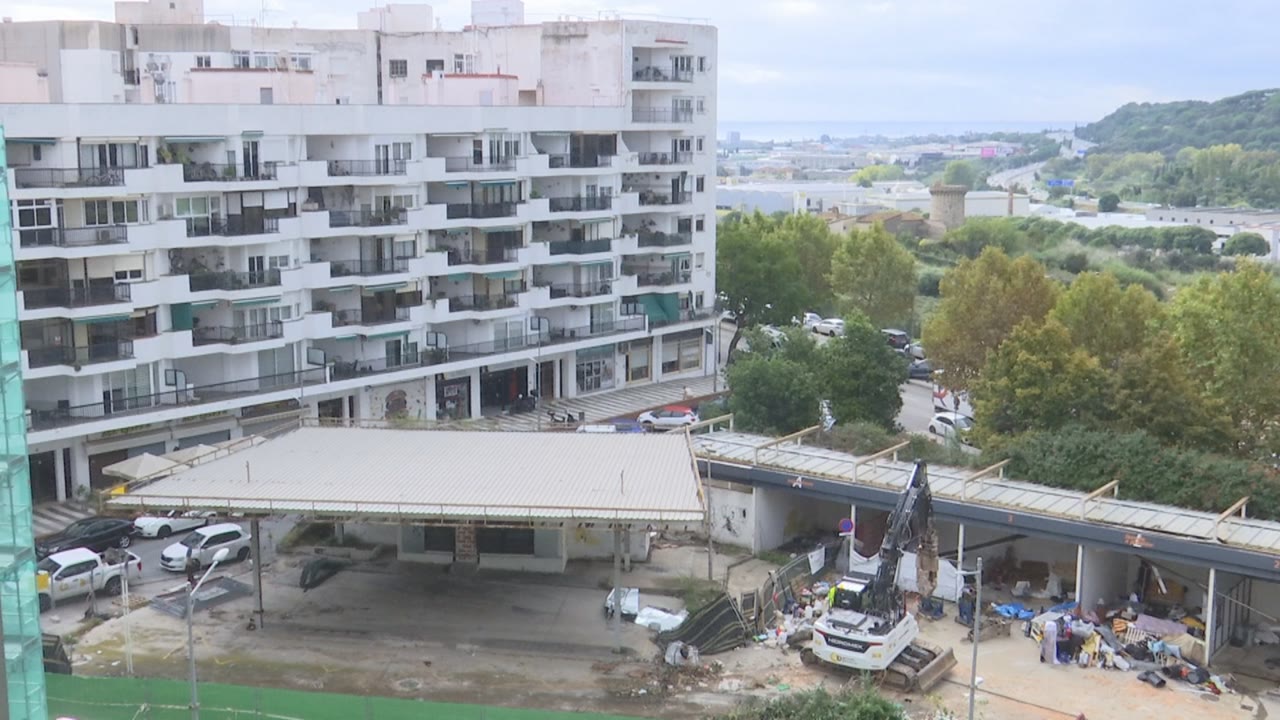 desmantellen-un-assentament-de-persones-sense-llar-en-una-benzinera-abandonada