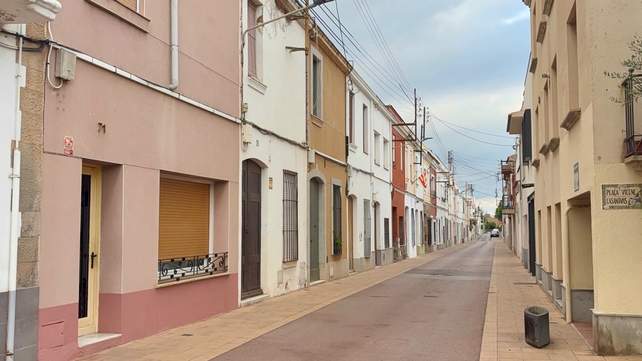 un dels carrers de vilassar de mar on es mantenen les cases de cos.jpeg