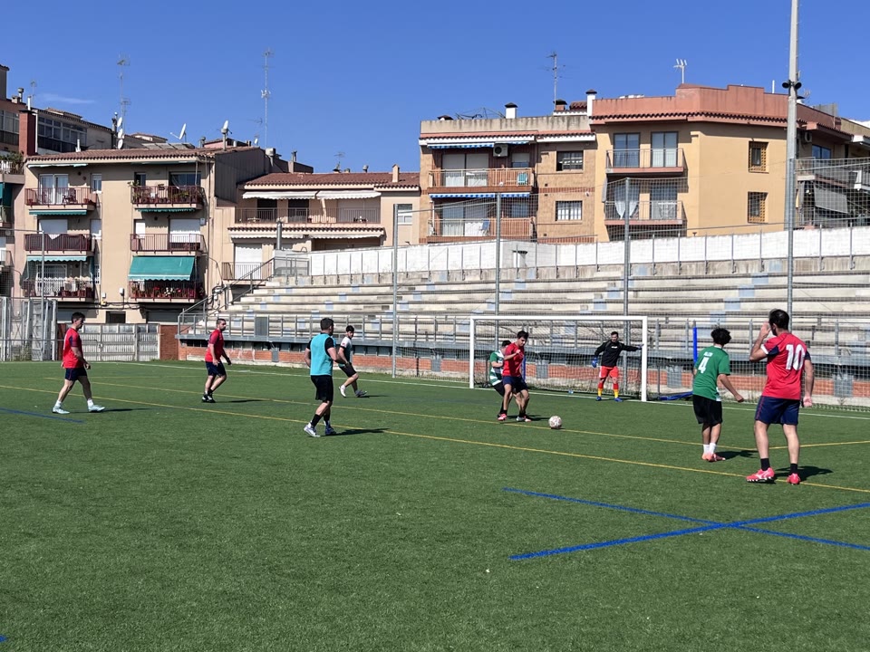 la-lluita-contra-el-cancer-infantil-omple-de-solidaritat-el-camp-municipal-del-cami-del-mig