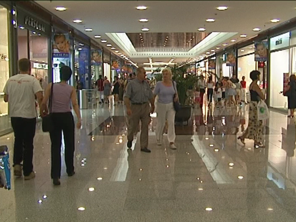 L'interior del centre comercial Mataró Parc l'any 2001.jpg