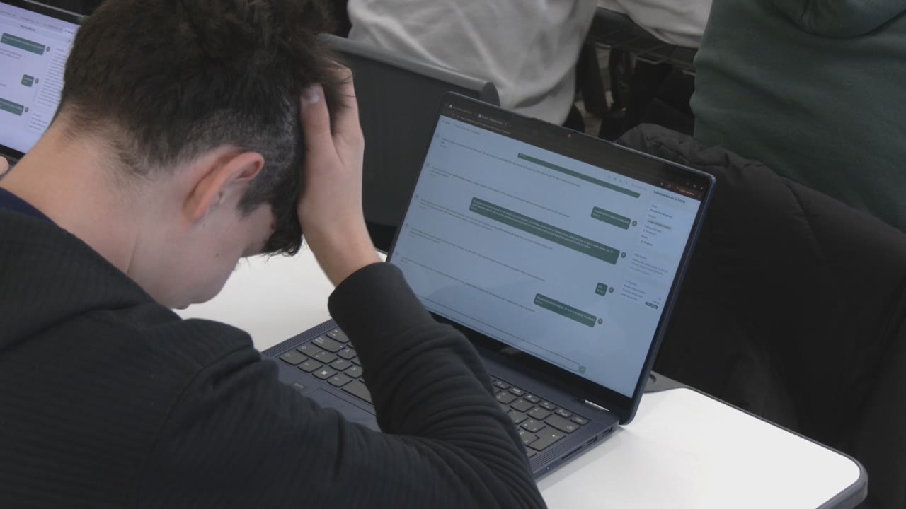 lescola-gem-prova-a-batxillerat-un-xat-que-motiva-el-pensament-critic