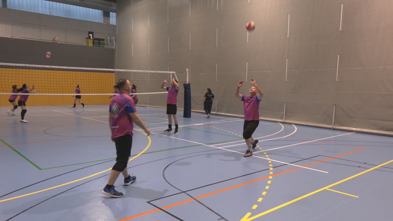 volei-esport-engresca-pares-mares-practicar-activitat-fisica-maresme