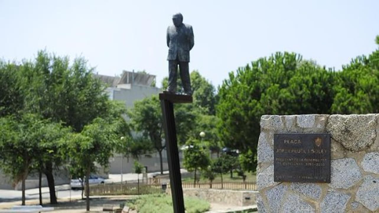 jordi pujol estatua.jpg