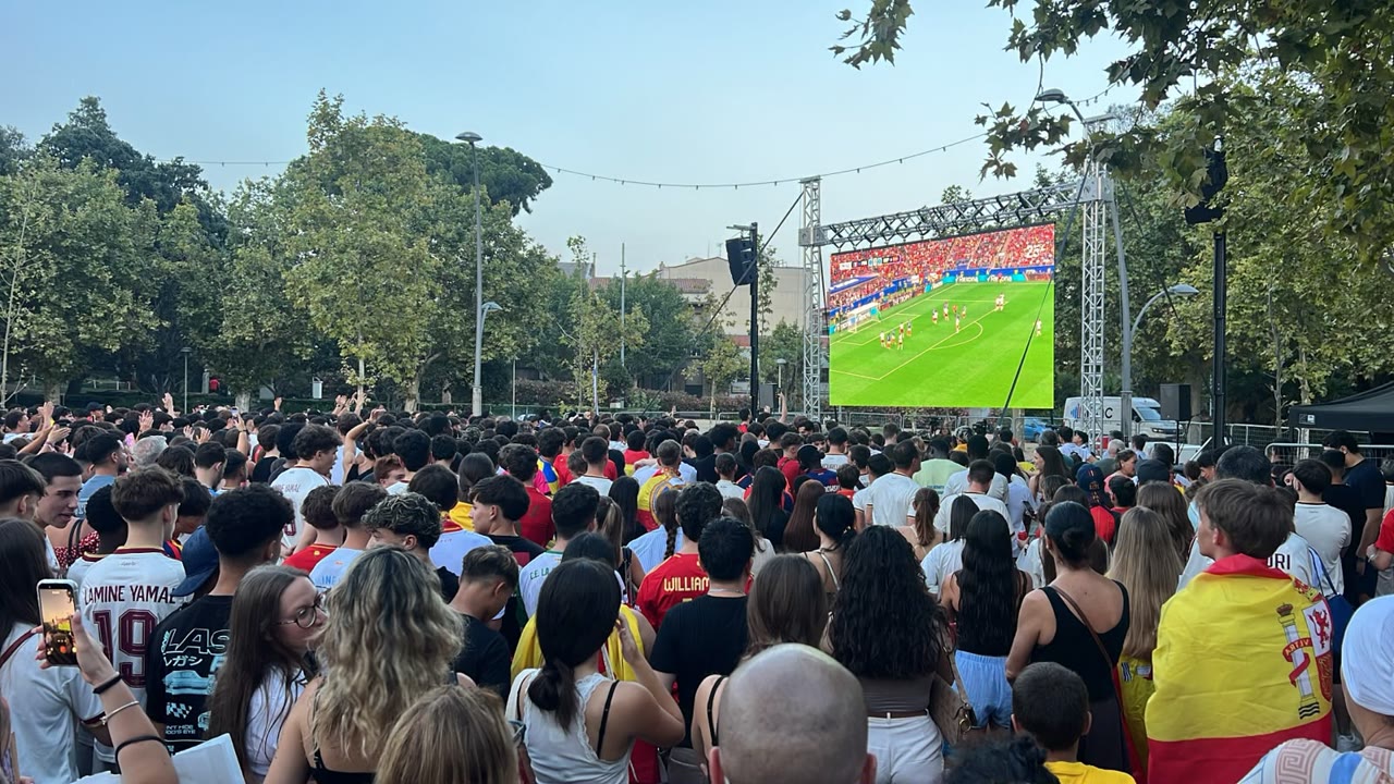 <p>Més de 4.800 persones vibren amb la classificació de Lamine per la final del Mundial</p>