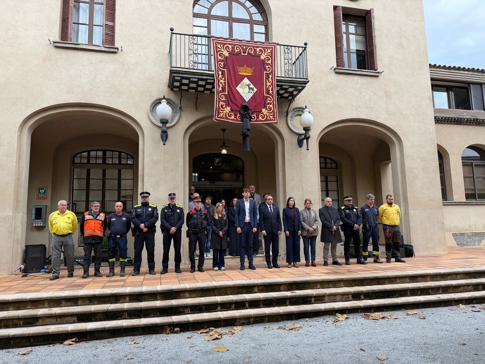 Minut de silenci davant de l'Ajuntament de Cabrera de Mar..jpeg