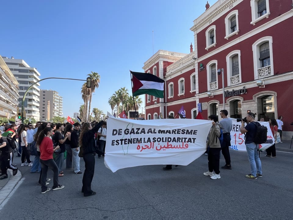 mes-dun-centenar-de-persones-surten-al-carrer-a-mataro-per-palestina
