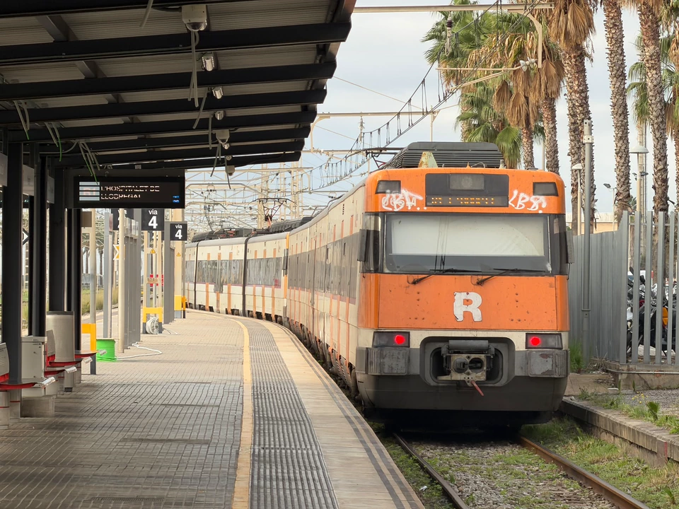 Tren de Rodalies marxant de l'estació de Mataró.jpeg