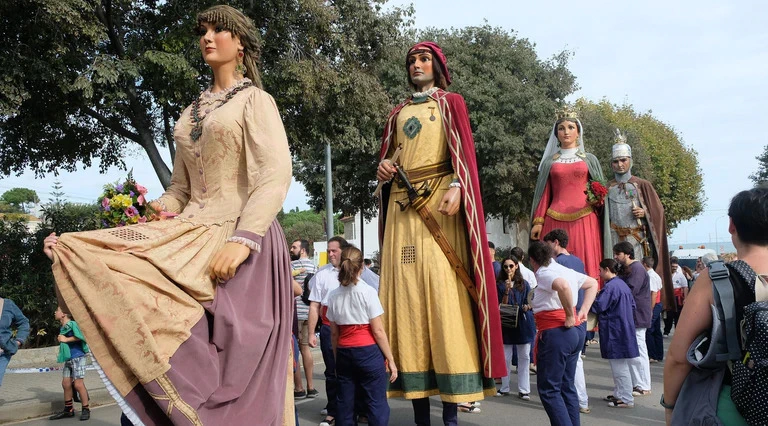 Cercavila de la Família Robafaves, els Nans i l’Àliga.jpg