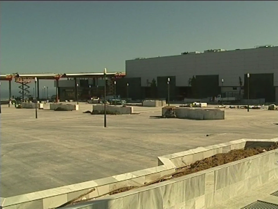 Imatge de les obres del centre comercial abans de la inauguració de l'any 2000.jpg