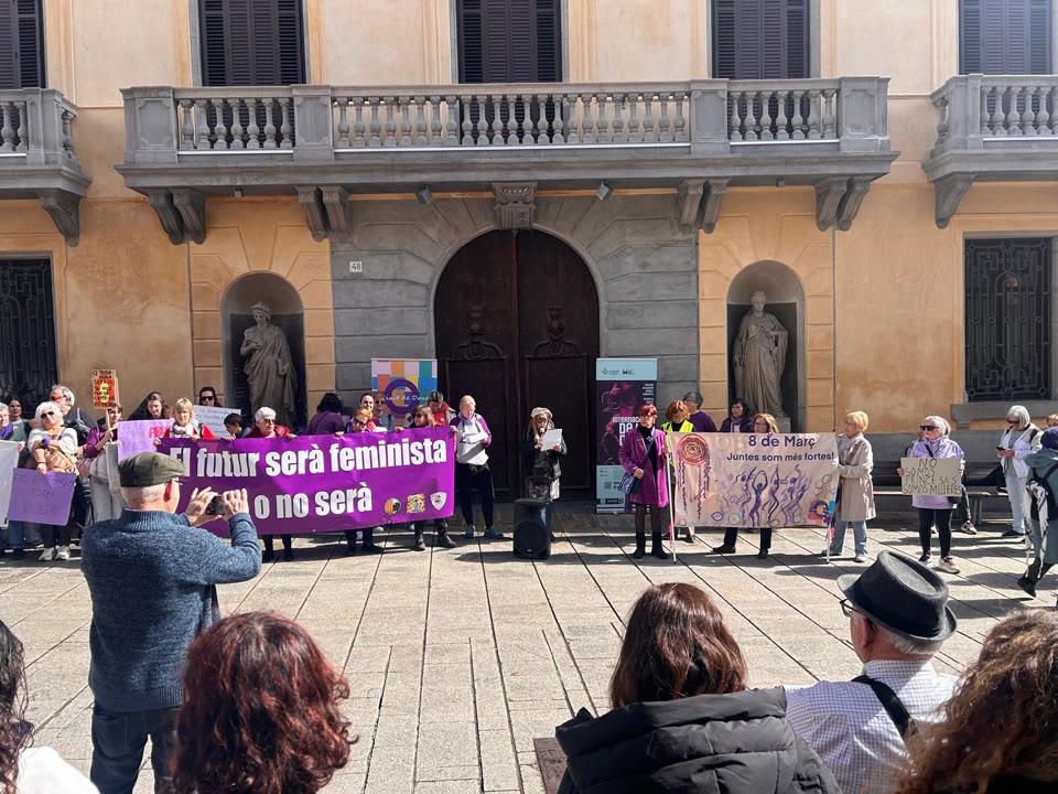 mes-de-200-persones-es-manifesten-a-mataro-pel-dia-de-la-dona