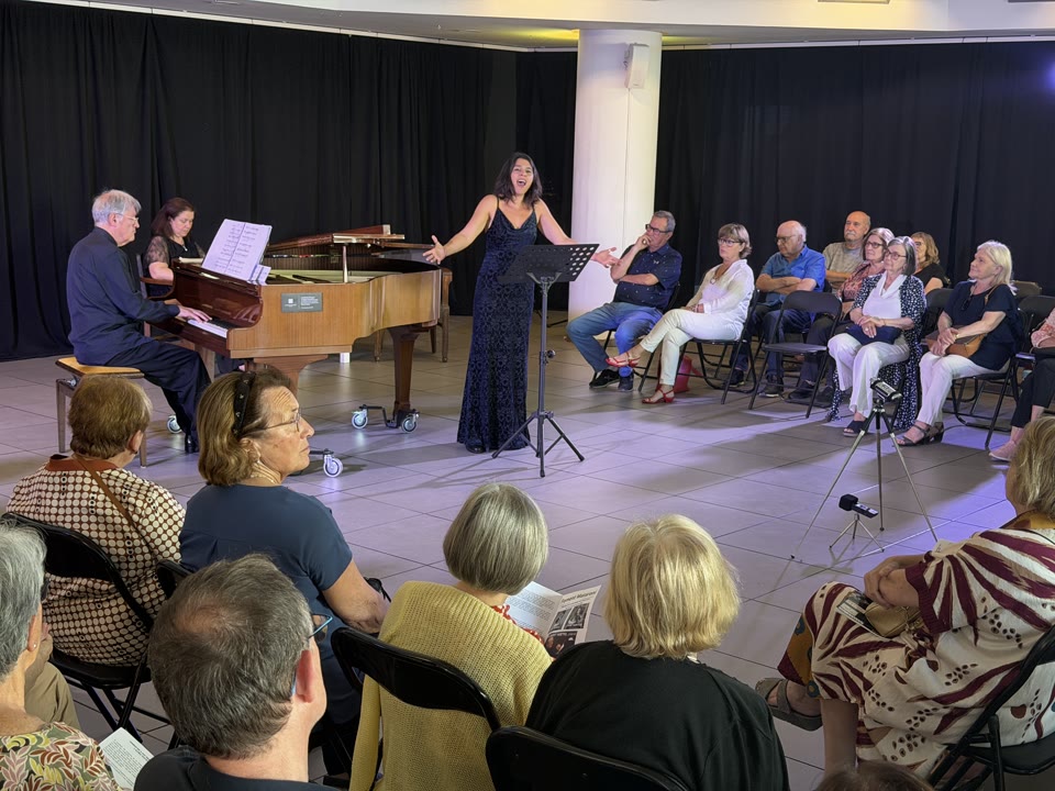 albert-nieto-homenatja-poetesses-catalanes-amb-care-santos-recitant