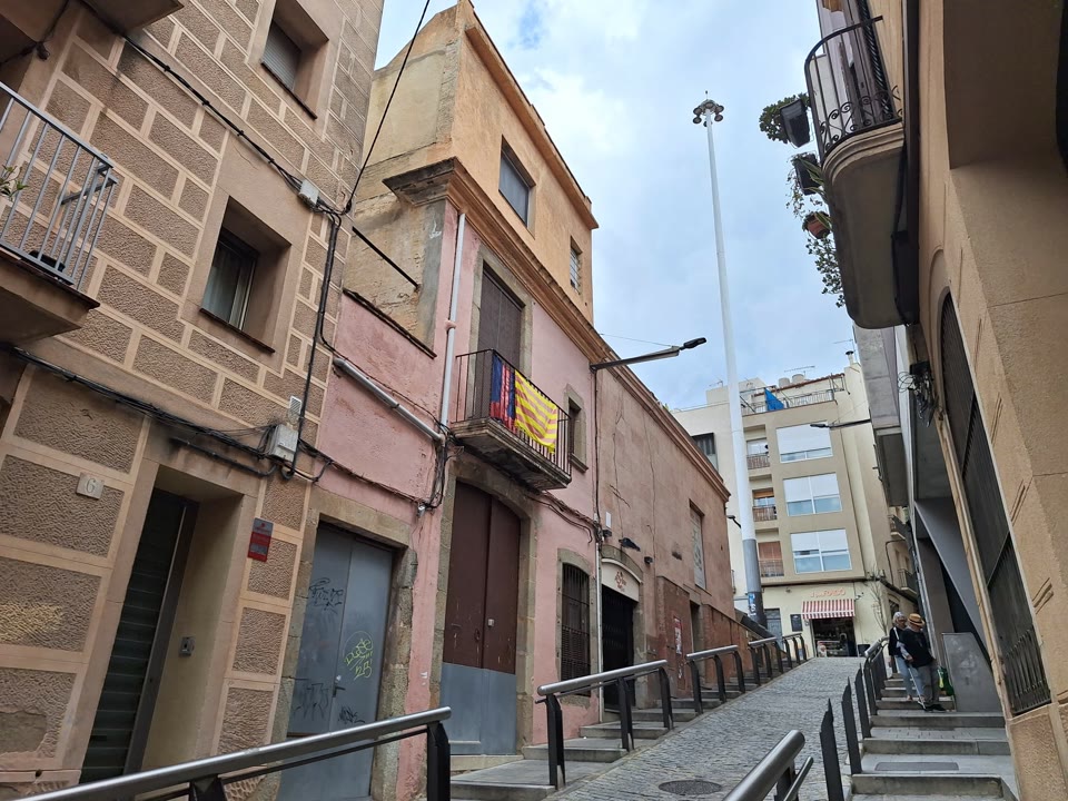 lajuntament-comprara-una-casa-per-destapar-un-nou-tram-de-lantiga-muralla