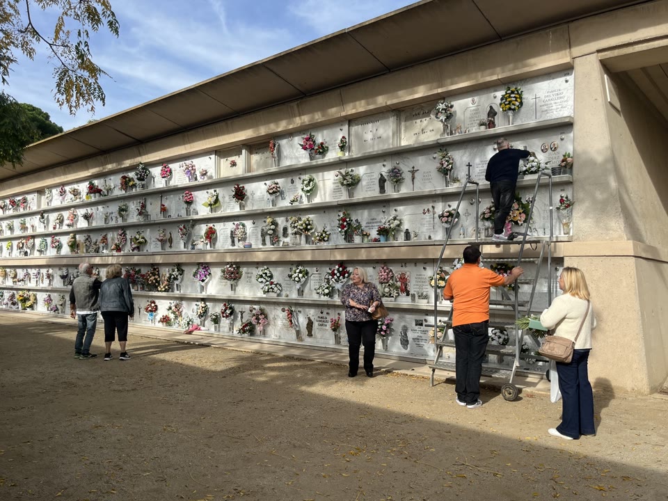els-cementiris-de-mataro-tornen-a-omplir-se-de-de-flors-i-records-per-tots-sants