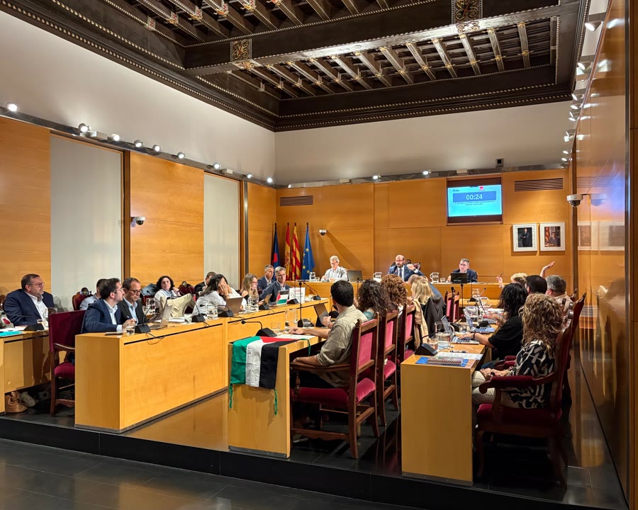 <p class="MsoNormal">Bronca monumental al Ple: El PP acusa els regidors de "ganduls" per ajornar la sessió<span style="mso-ansi-language:CA;" lang="CA"><o:p></o:p></span></p>