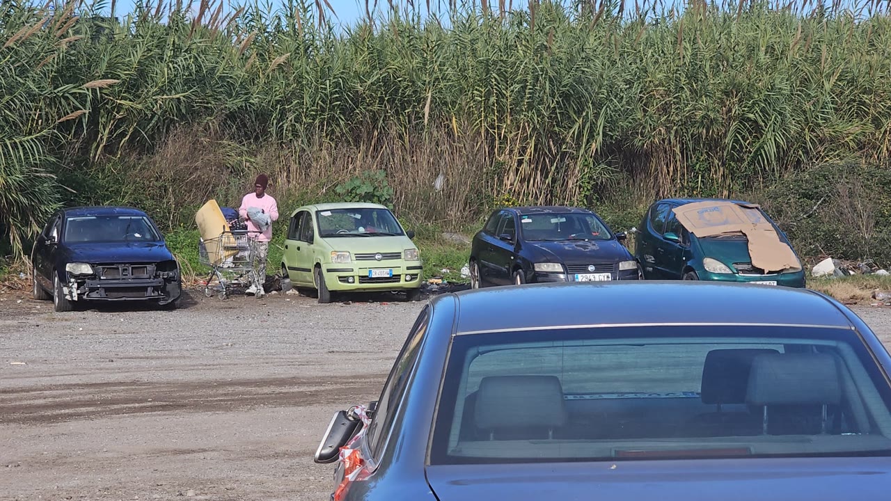 lajuntament-retira-una-dotzena-de-vehicles-abandonats-de-laparcament-sorrall
