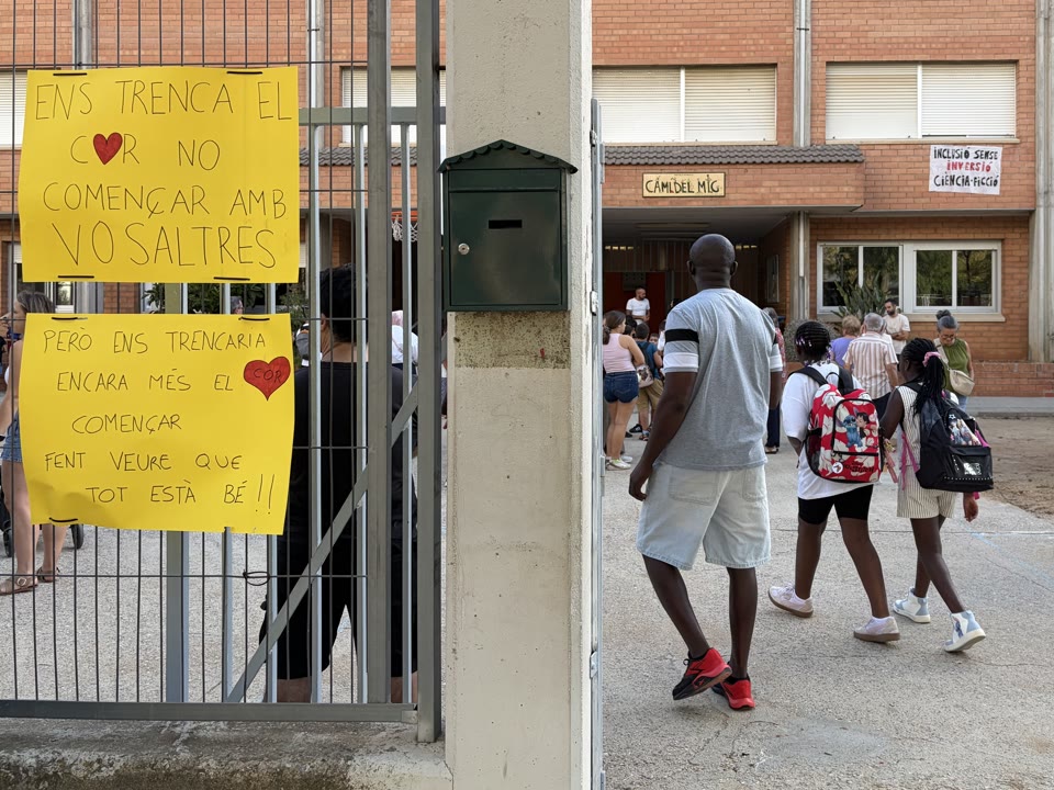 Els nervis del primer dia i la vaga dels docents marquen l’inici del curs escolar a Mataró