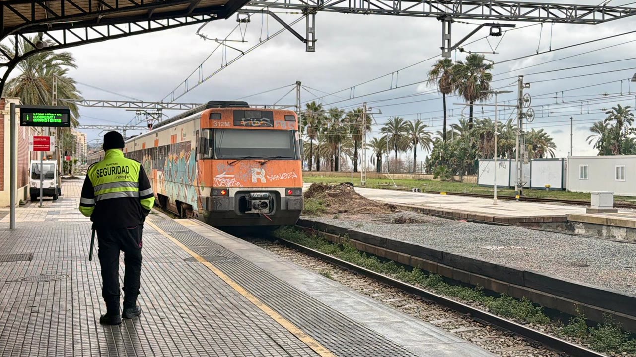 <p>Rodalies desconeix si els trens de l’R1 podran circular aquest dilluns</p>