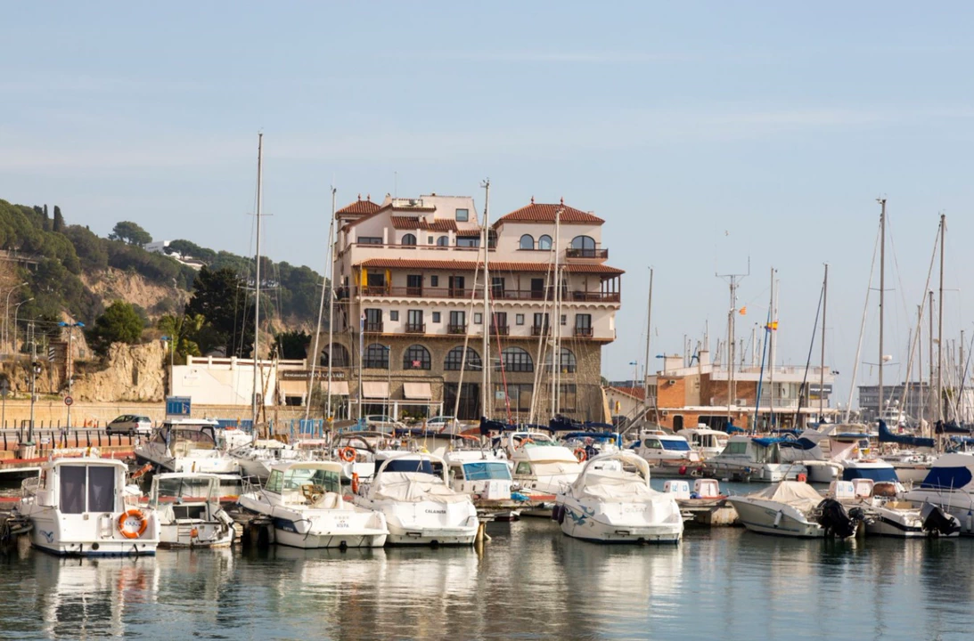 Troben el cos d'un home mort al port d'Arenys de Mar