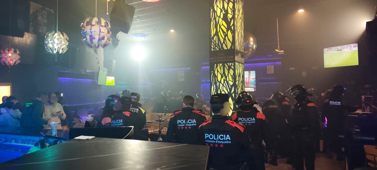 Tres detencions i 300 identificacions en un operatiu policial al carrer de Cuba