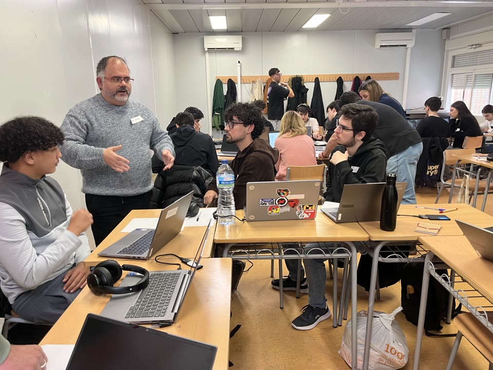 el-thos-i-codina-es-posa-a-prova-a-la-marato-creativa-24-hores-dinnovacio-