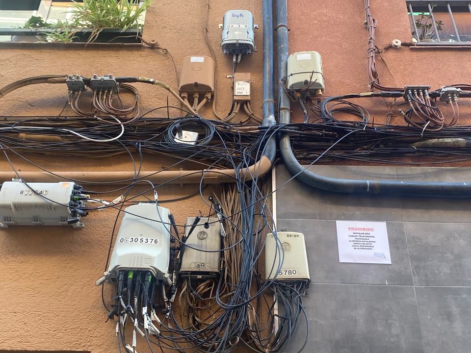Imatge de Mataró diu prou a les teranyines de cables que embruten les façanes