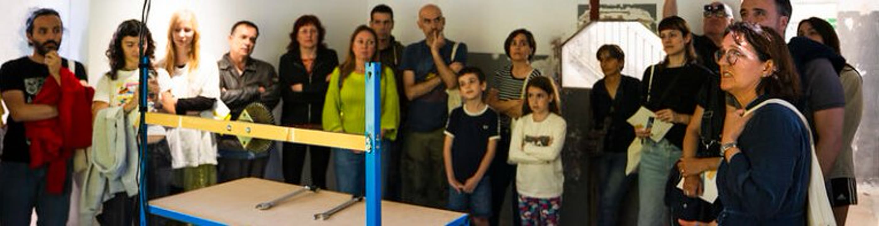Visita familiar a l’exposició.jpg