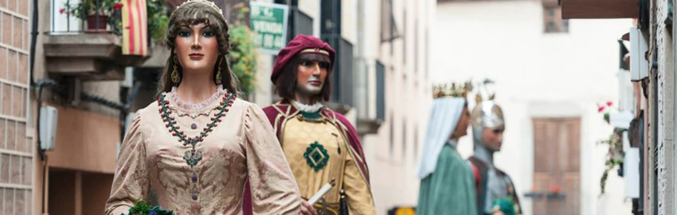 Anada a l'Ajuntament de les Diablesses, el Dragalió, el Drac i la Família Robafaves.jpg