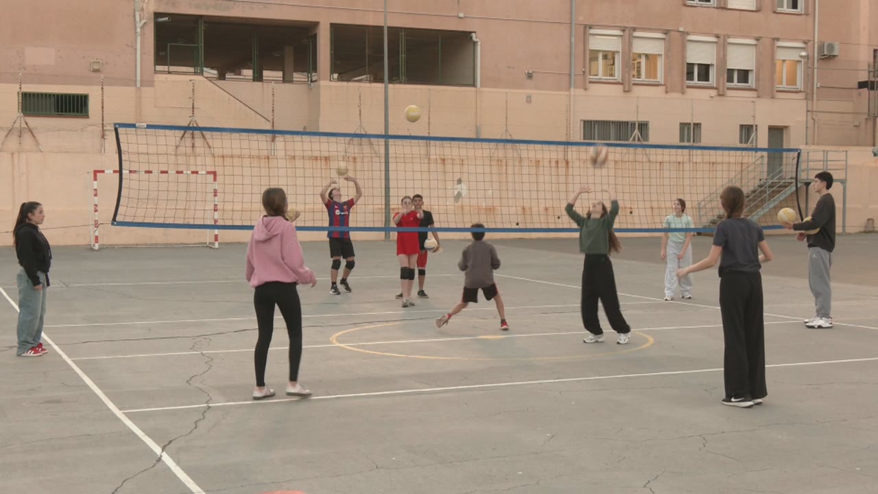 lextraescolar-de-volei-de-linstitut-alexandre-satorras-crea-comunitat-i-guanya-aficionats-entre-lalumnat