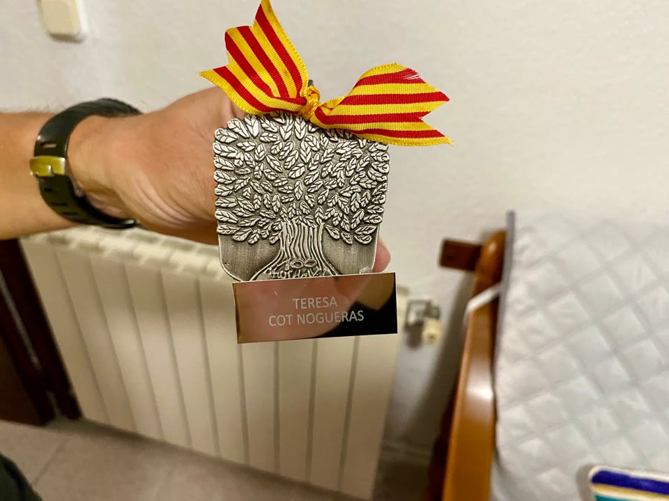 la medalla centenaria que la Generalitat li ha atorgat a la Teresa Cot Nogueras.jpeg