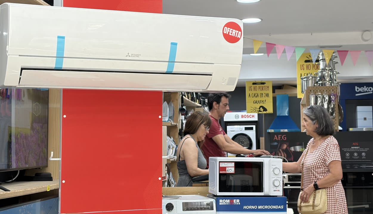 Què és més efectiu contra la calor: l'aire condicionat o els ventiladors? 