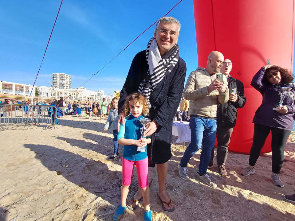 OLIVIA MON FERRER MES PETITA AMB PRESI CNM.jpg