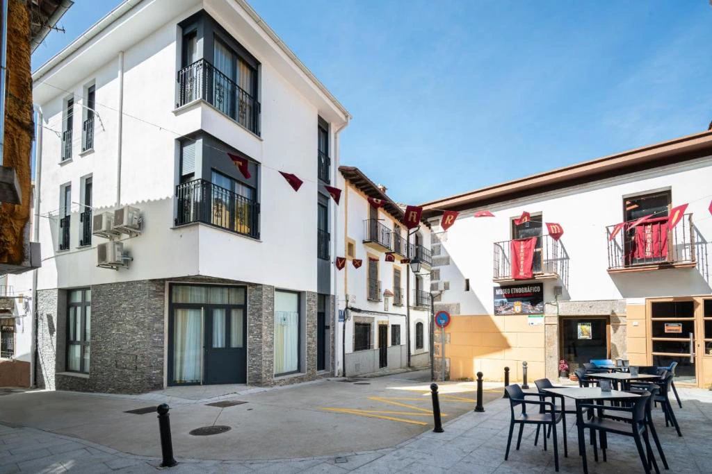 booking apartamentos la plazuela.jpg