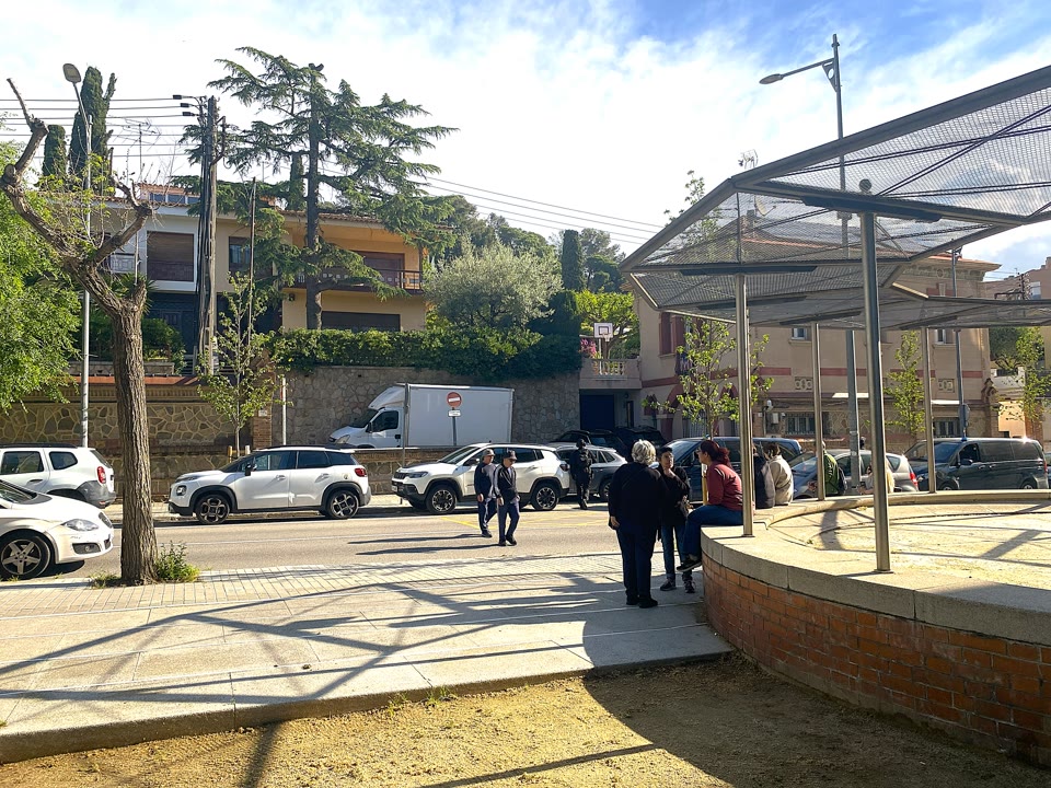 El desplegament policial ha generat la curiositat dels veïns.jpg