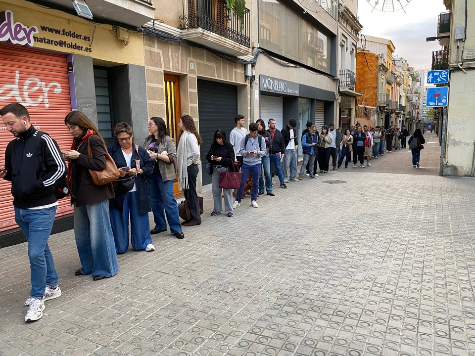 Cues a la Plaça de les Tereses esperant l'autobús