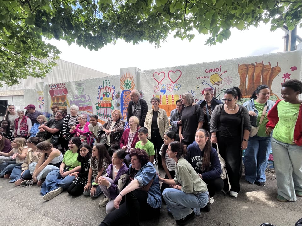 pintem-vides-estudiants-i-gent-gran-units-per-la-creacio-dun-mural-inspirat-en-gaudi-