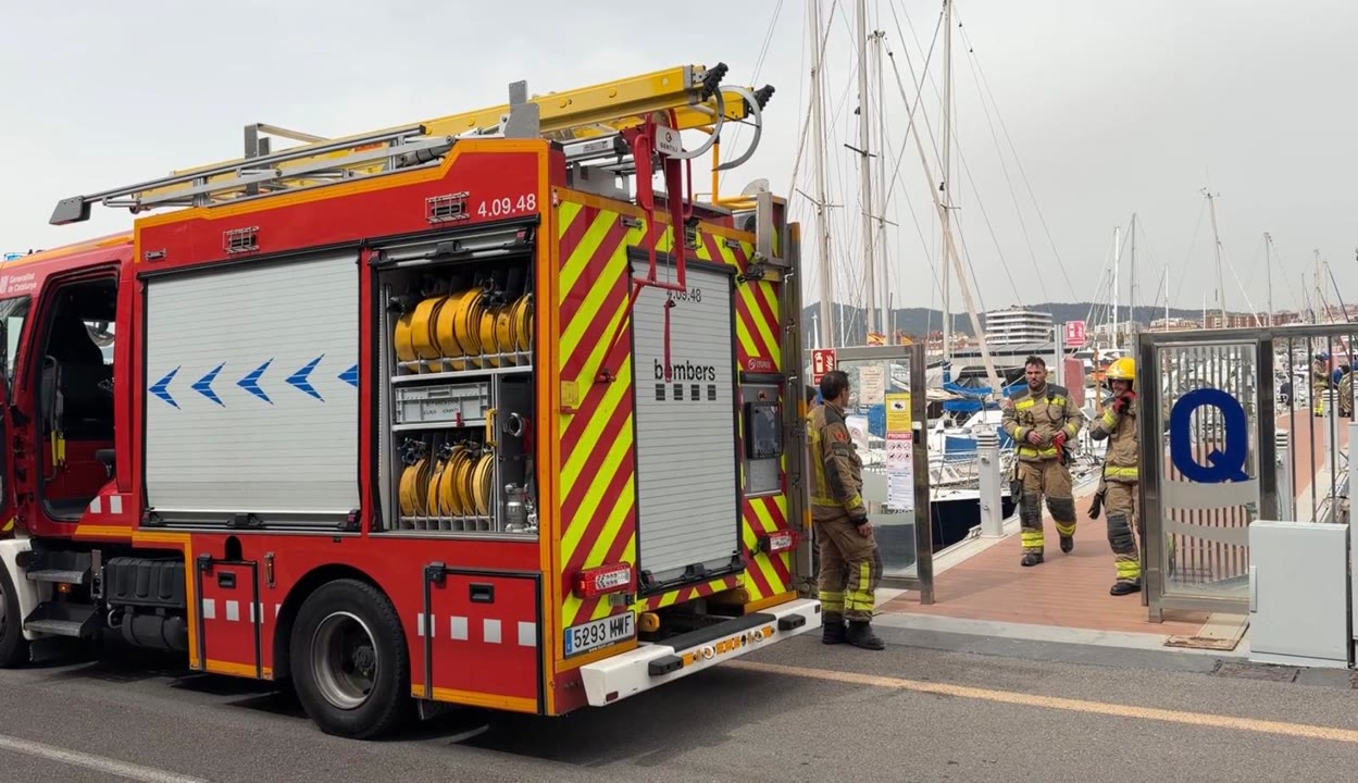 ensurt-al-port-de-mataro-per-foc-en-una-embarcacio