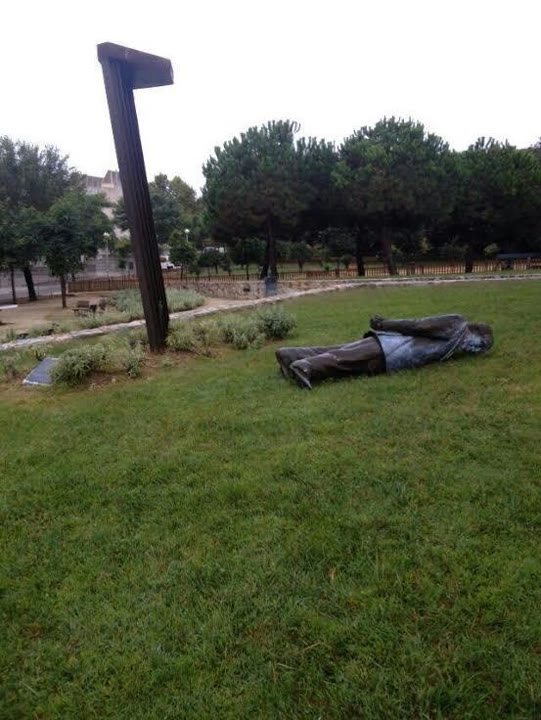 jordi pujol estatua caiguda.jpg