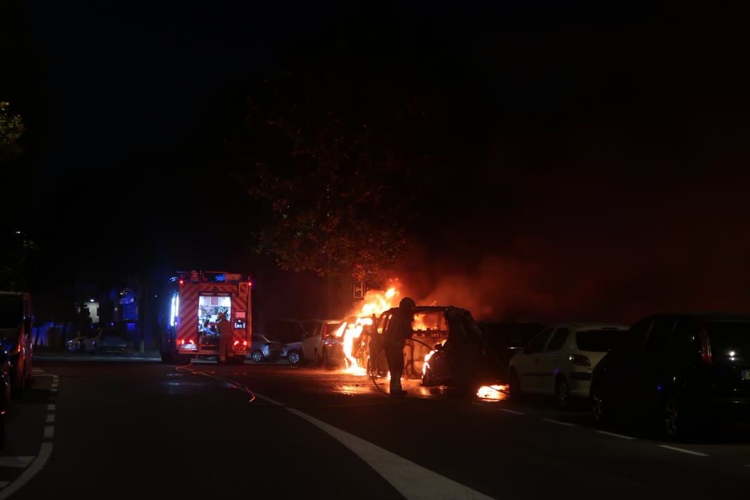 <p>Diversos vehicles cremen a Rocafonda i el foc arriba a la riera de Sant Simó</p>