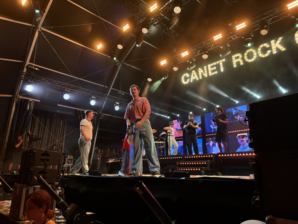 The Tyets amb la bandera de Mataró al Canet Rock.jpg