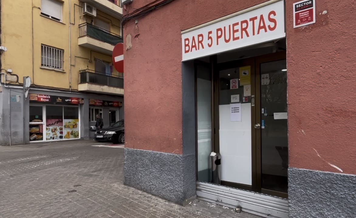 dos-encaputxats-entren-per-la-forca-en-un-bar-i-buiden-dues-maquines-escurabutxaques