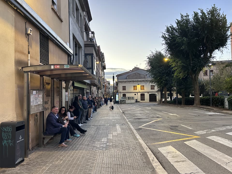 lodissea-matinal-diaria-per-pujar-i-seure-als-autobusos-que-van-a-barcelona