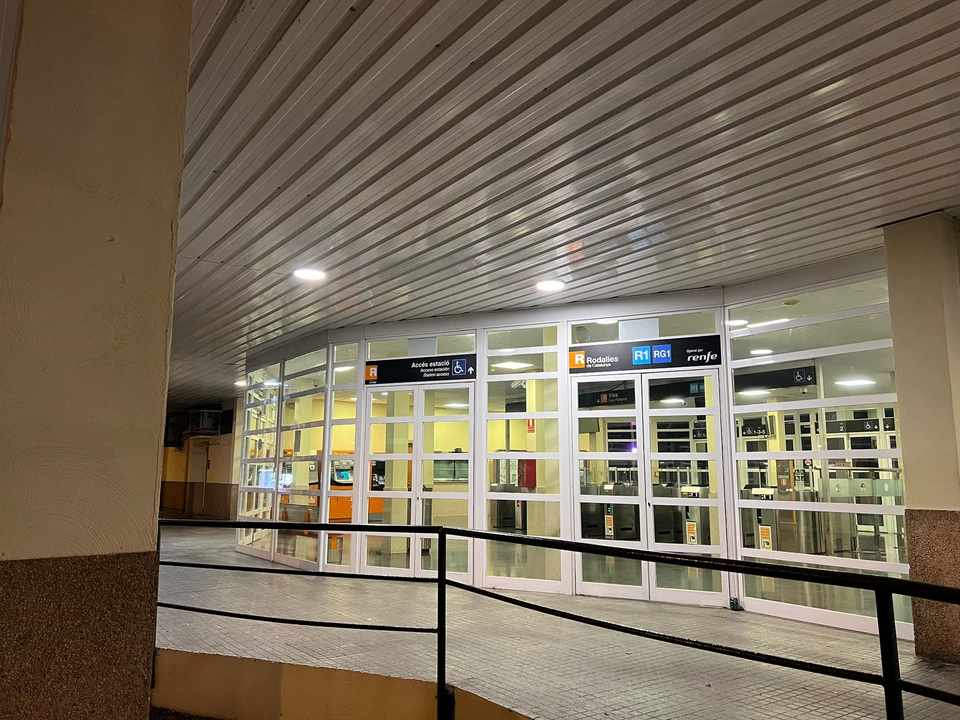 Rodalies suspèn tot el servei de l’R1 pel temporal