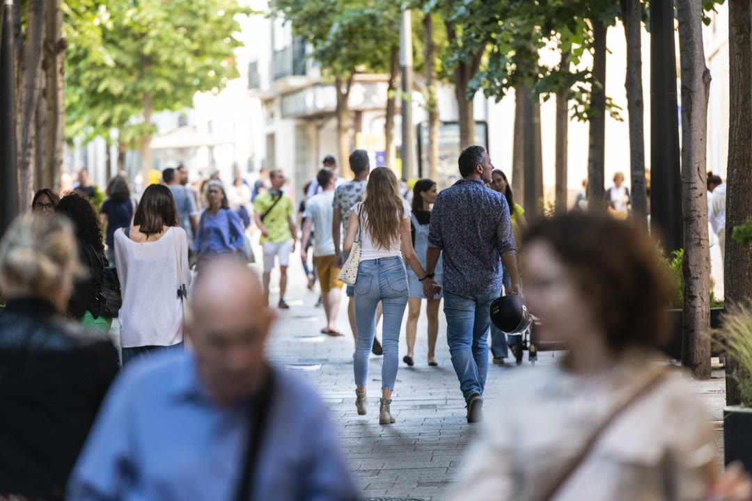 sis-de-cada-deu-persones-que-passegen-pel-centre-acaben-comprant