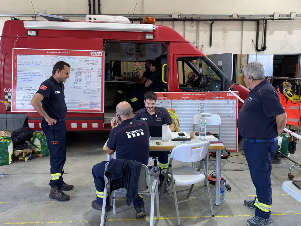 Bombers de tot Catalunya s'instal·len a Pineda per reforçar la resposta contra les pluges