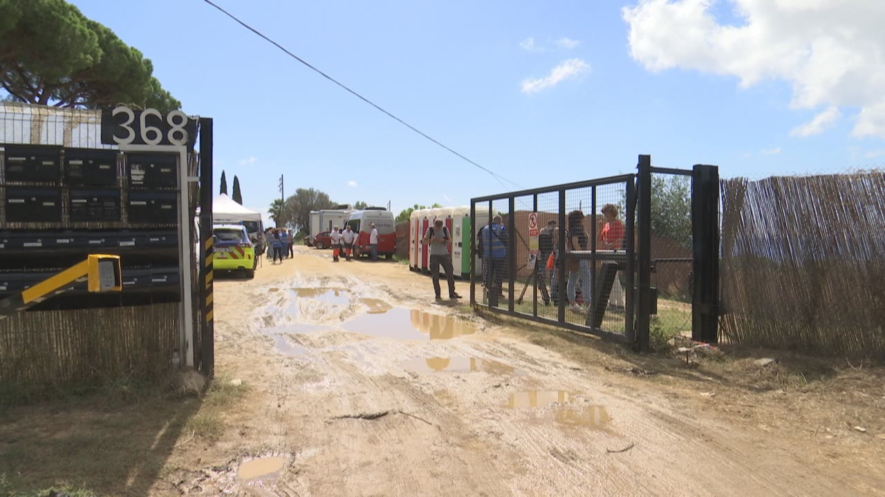 <p>L’atenció a les famílies desallotjades del campament il·legal desperta la crítica de l’oposició</p>